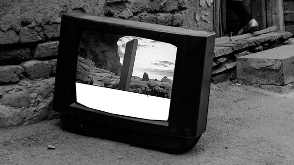 The television shows the comparison demo mid-load, half of it still unstyled white